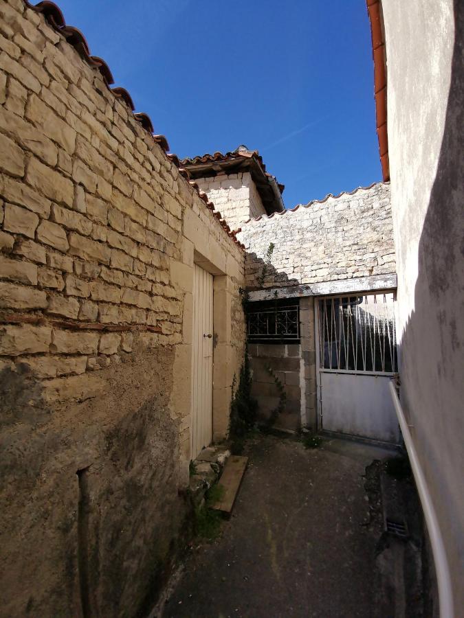 La Maison De Thomas Saint-Amant-de-Boixe Bagian luar foto