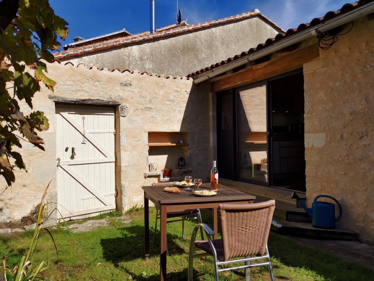 La Maison De Thomas Saint-Amant-de-Boixe Bagian luar foto