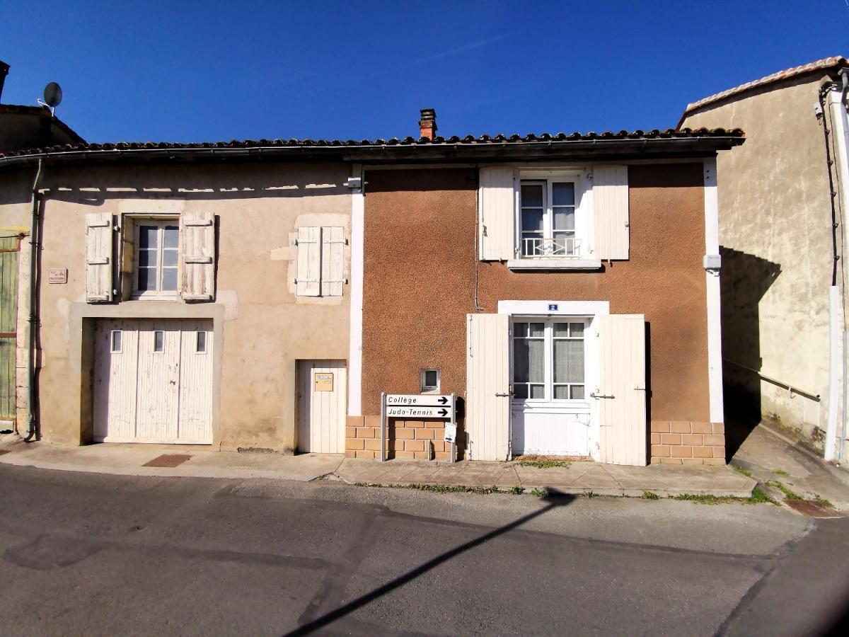 La Maison De Thomas Saint-Amant-de-Boixe Bagian luar foto