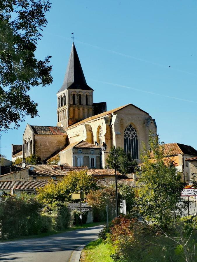 La Maison De Thomas Saint-Amant-de-Boixe Bagian luar foto