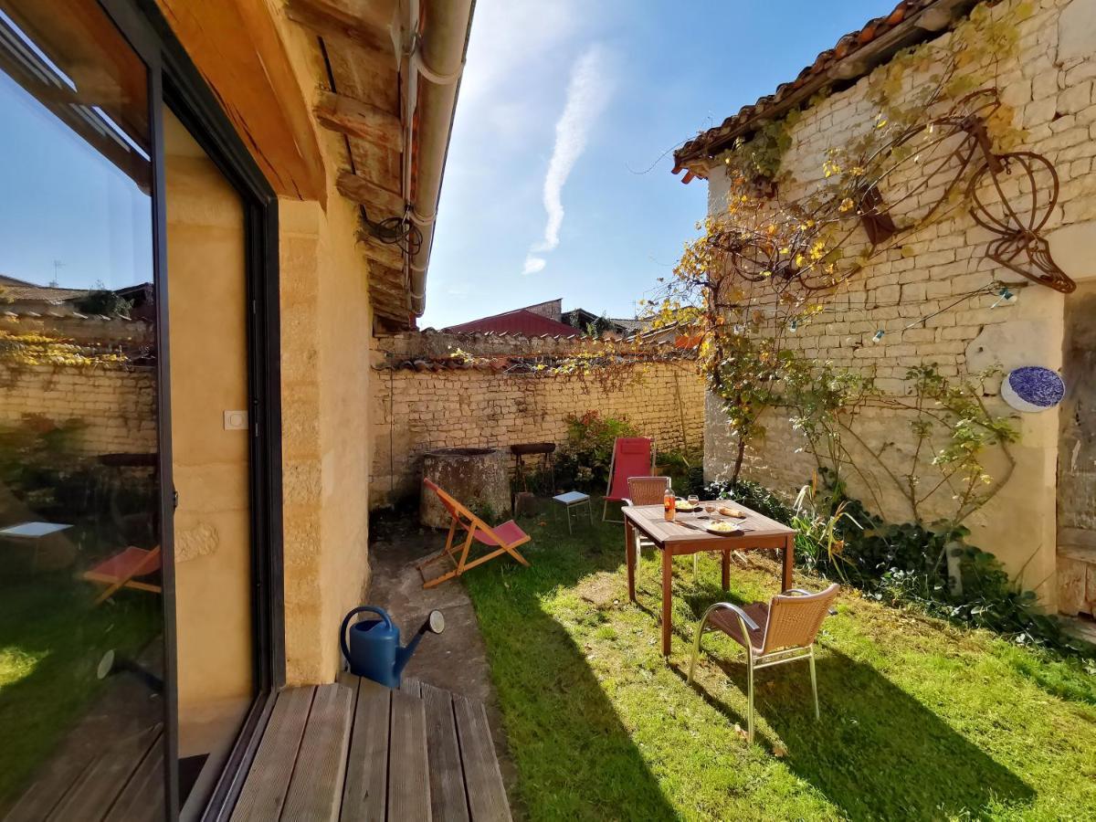 La Maison De Thomas Saint-Amant-de-Boixe Bagian luar foto