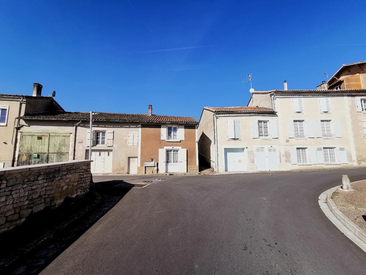 La Maison De Thomas Saint-Amant-de-Boixe Bagian luar foto