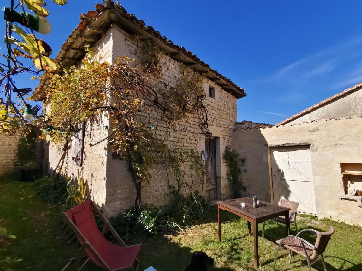 La Maison De Thomas Saint-Amant-de-Boixe Bagian luar foto