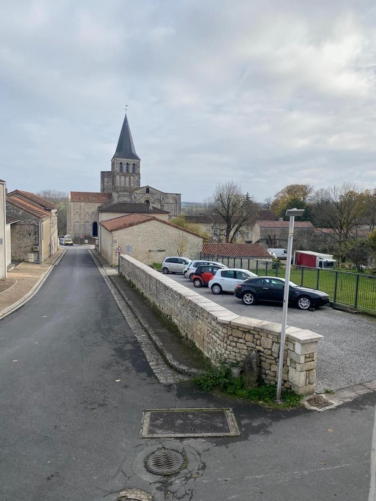 La Maison De Thomas Saint-Amant-de-Boixe Bagian luar foto
